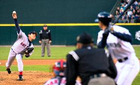 Ichiro goes 0-for-2, takes beanball against Nomo